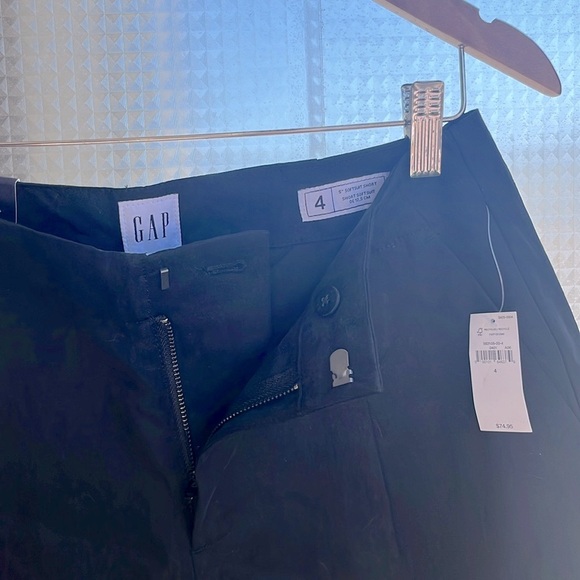 GAP 5” Black Softsuit Shorts - Picture 3 of 6